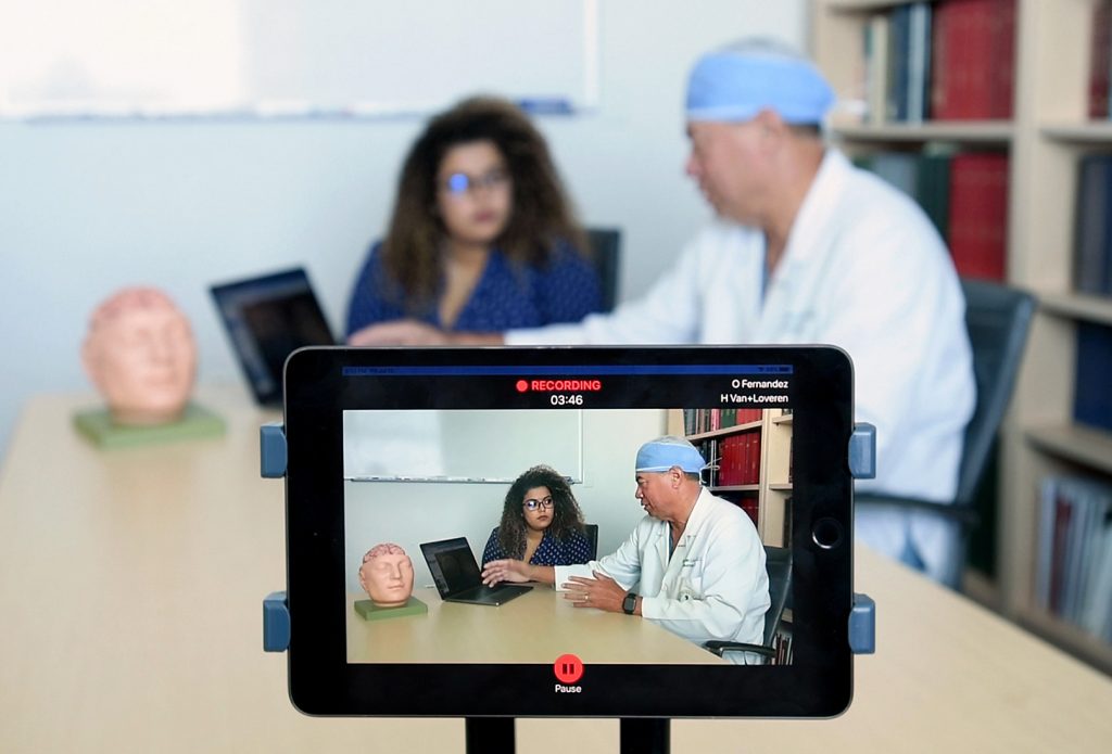 Doctor recording a patient consultation live using the Medical Memory app on a tablet